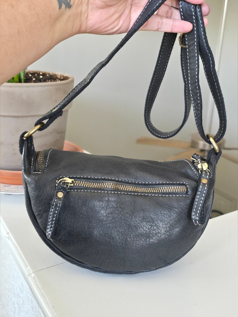 Bolsa Nova Avery (Free People) Black Leather Crescent Shoulder/ Crossbody Bag - Picture 2 of 11